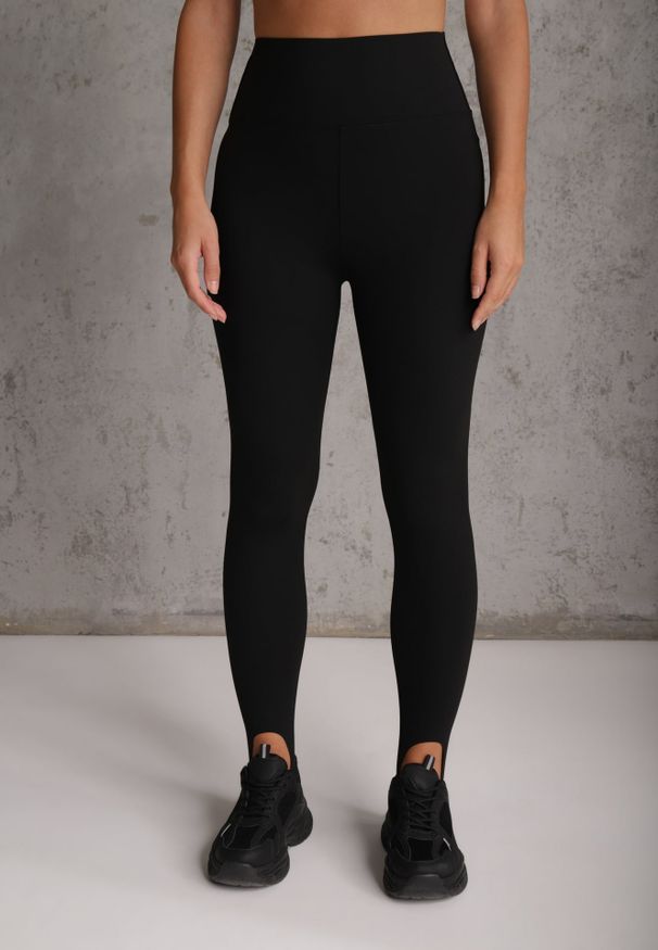 Renee - Czarne Klasyczne Legginsy High Waist z Zapiętkami Gavasa. Okazja: na co dzień. Stan: podwyższony. Kolor: czarny. Długość: krótkie. Styl: klasyczny