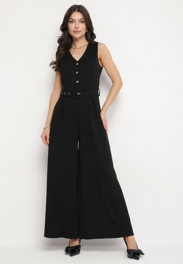 Born2be - Czarny Taliowany Kombinezon z Wiskozą Ozdobiony Paskiem Ralinelle. Okazja: na imprezę. Kolor: czarny. Materiał: wiskoza. Wzór: aplikacja. Styl: klasyczny, elegancki