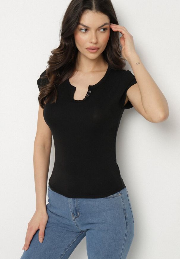 Born2be - Czarny T-shirt o Dopasowanym Kroju z Wycięciem i Guzikami przy Dekolcie Ballirea. Okazja: na co dzień. Kolor: czarny. Materiał: jeans. Wzór: aplikacja. Styl: casual, elegancki