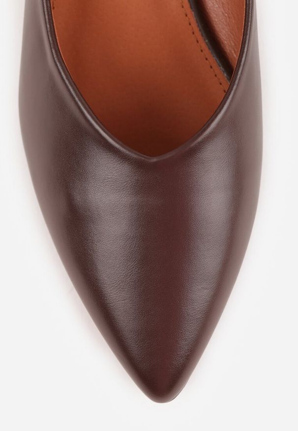 Renee - Brązowe Czółenka Vices ze Skórzaną Wkładką na Niskim Obcasie ze Zdobieniem Dakene. Nosek buta: szpiczasty. Kolor: brązowy. Materiał: skóra. Wzór: aplikacja. Obcas: na obcasie. Styl: elegancki. Wysokość obcasa: niski