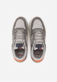 Born2be - Jasnoszare Buty Sportowe Sneakersy Ozdobione Tłoczeniem i Napisami Hermala. Okazja: na co dzień. Kolor: szary. Materiał: jeans. Wzór: aplikacja, napisy #5