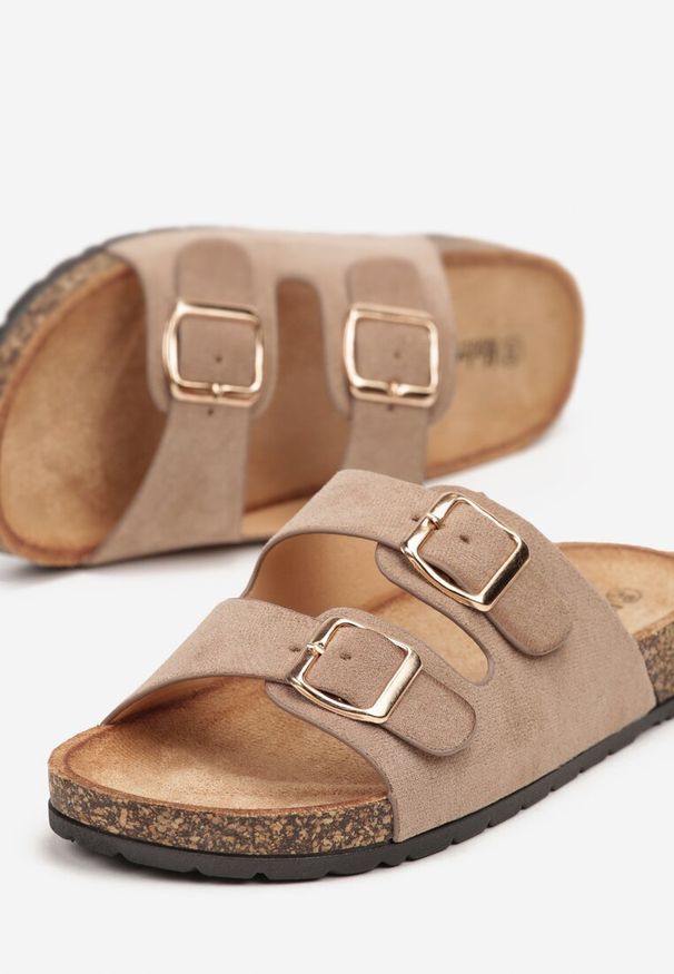 Born2be - Ciemnobeżowe Klapki na Korkowej Podeszwie ze Sprzączkami Aperalia. Okazja: na co dzień, na spacer. Kolor: beżowy. Materiał: len. Wzór: paski. Sezon: lato. Styl: casual