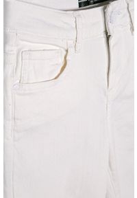 Guess Jeans - Jeansy dziecięce Bull 118-175 cm. Kolor: biały. Materiał: bawełna, jeans, materiał, denim. Wzór: gładki #4