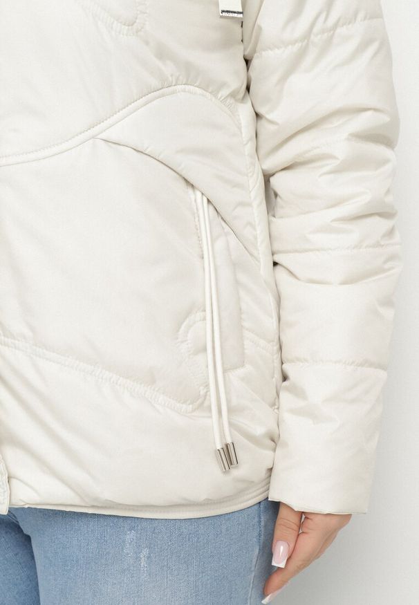 Born2be - Jasnobeżowa Kurtka Pikowana z Kapturem Karbia. Okazja: na co dzień. Typ kołnierza: kaptur. Kolekcja: plus size. Kolor: beżowy. Styl: elegancki, casual