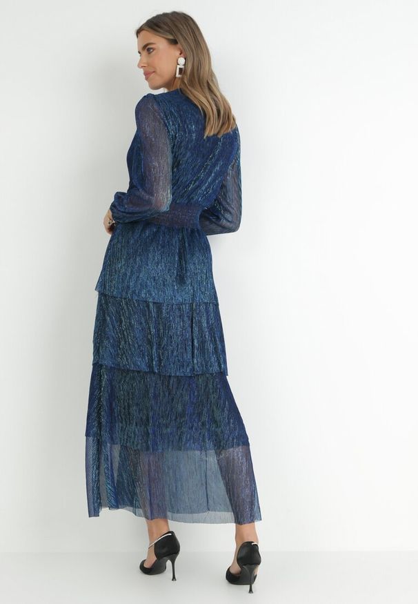 Born2be - Granatowa Sukienka Błyszcząca z Falbanami i Gumką w Pasie Limite. Okazja: na spacer, na spotkanie biznesowe, na co dzień. Typ kołnierza: dekolt w kształcie V, dekolt kopertowy. Kolor: niebieski. Wzór: aplikacja. Typ sukienki: kopertowe. Styl: casual, biznesowy