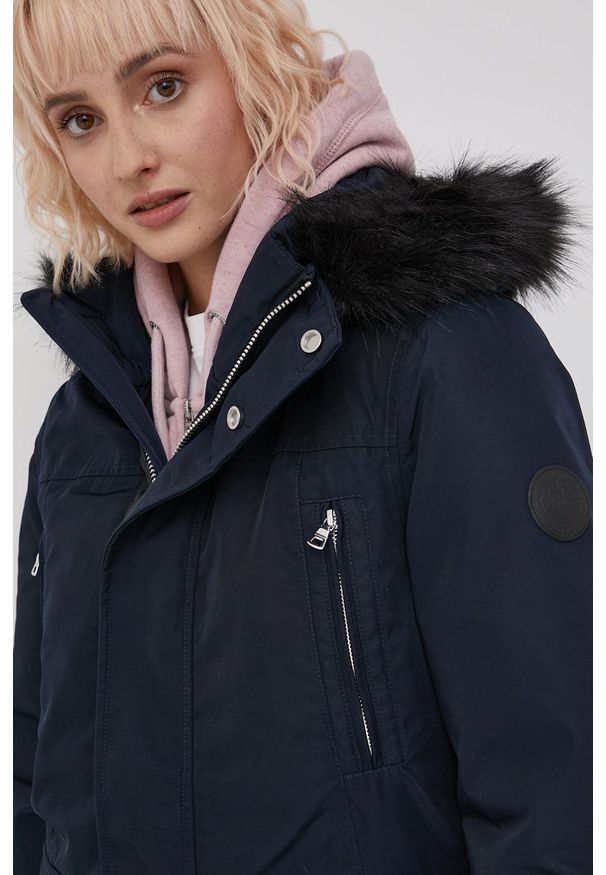 Superdry Kurtka puchowa damska kolor granatowy zimowa. Okazja: na co dzień. Kolor: niebieski. Materiał: puch. Sezon: zima. Styl: casual