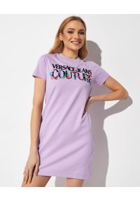 Versace Jeans Couture - VERSACE JEANS COUTURE - Bawełniana sukienka mini z logo. Kolor: fioletowy, różowy, wielokolorowy. Materiał: bawełna. Wzór: kolorowy, aplikacja, kwiaty. Długość: mini