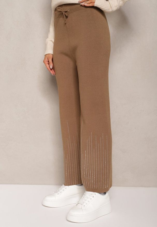 Renee - Jasnobrązowe Spodnie o Szerokim Kroju High Waist z Cyrkoniami i Gumką w Pasie Loreitha. Okazja: na co dzień. Stan: podwyższony. Kolor: beżowy. Materiał: zamsz, satyna. Wzór: aplikacja. Styl: casual