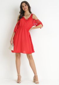 Born2be - Czerwona Sukienka Mini Hiszpanka na Ramiączkach z Koronkowymi Rękawami i Gumką w Pasie Giovati. Okazja: na co dzień. Typ kołnierza: dekolt hiszpanka. Kolor: czerwony. Materiał: koronka. Długość rękawa: na ramiączkach. Styl: casual. Długość: mini #2