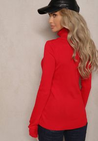 Renee - Czerwony Golf o Klasycznym Fasonie Portiana. Okazja: na co dzień. Typ kołnierza: golf. Kolor: czerwony. Materiał: jeans. Długość rękawa: długi rękaw. Długość: długie. Wzór: aplikacja. Styl: klasyczny
