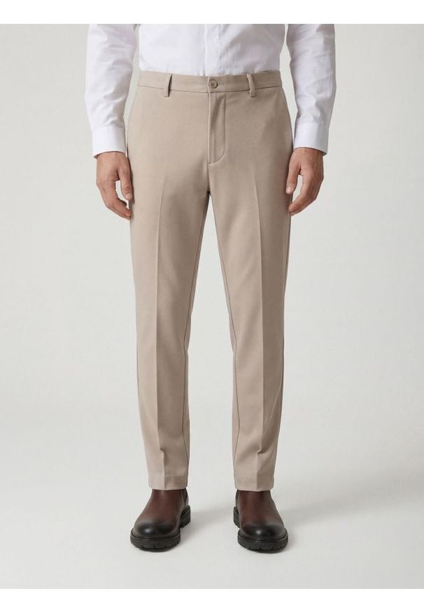 Reserved - Spodnie chino slim fit - beżowy. Kolor: beżowy. Materiał: dzianina, wiskoza