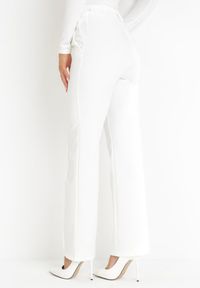 Born2be - Białe Garniturowe Spodnie z Wysokim Stanem i Szerokimi Nogawkami Abigaille. Stan: podwyższony. Kolor: biały. Materiał: tkanina. Wzór: gładki. Styl: klasyczny, elegancki #5