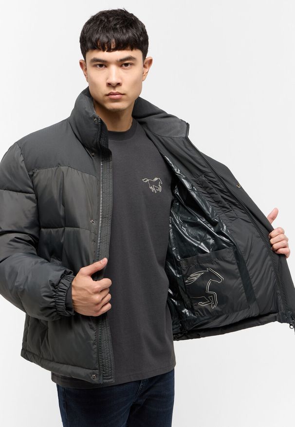 Mustang - MUSTANG Oakfield MĘSKA KURTKA ZIMOWA LOGO Pirate Black 1015607 4088. Sezon: zima