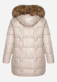 Born2be - Beżowa Kurtka z Pikowanymi Przeszyciami i Kapturem z Futrem Azinga. Okazja: na spacer. Typ kołnierza: golf. Kolekcja: plus size. Kolor: beżowy. Materiał: futro. Styl: elegancki #4