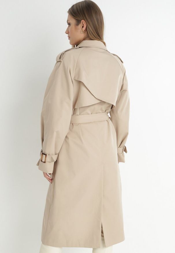 Born2be - Beżowy Płaszcz Trencz Dwurzędowy z Paskiem Cloimia. Okazja: na co dzień. Kolor: beżowy. Materiał: dzianina. Długość rękawa: długi rękaw. Długość: do kolan. Styl: wizytowy, casual, klasyczny, elegancki