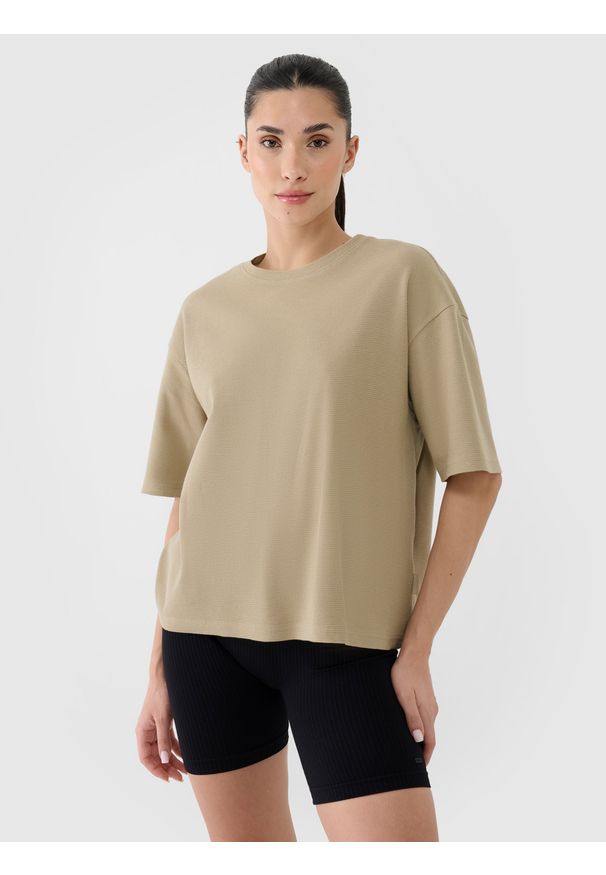 4f - 4F T-shirt regular z waflowej dzianiny damski - beżowy S. Okazja: na co dzień. Kolor: beżowy. Materiał: dzianina. Długość rękawa: krótki rękaw. Długość: krótkie. Wzór: kratka. Styl: sportowy, klasyczny, casual