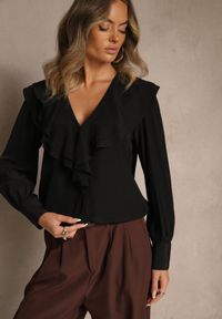 Renee - Czarna Koszula Vices z Dekoltem z Falbanami i Bufiastymi Rękawami Zoiruna. Kolor: czarny. Materiał: jeans. Styl: boho