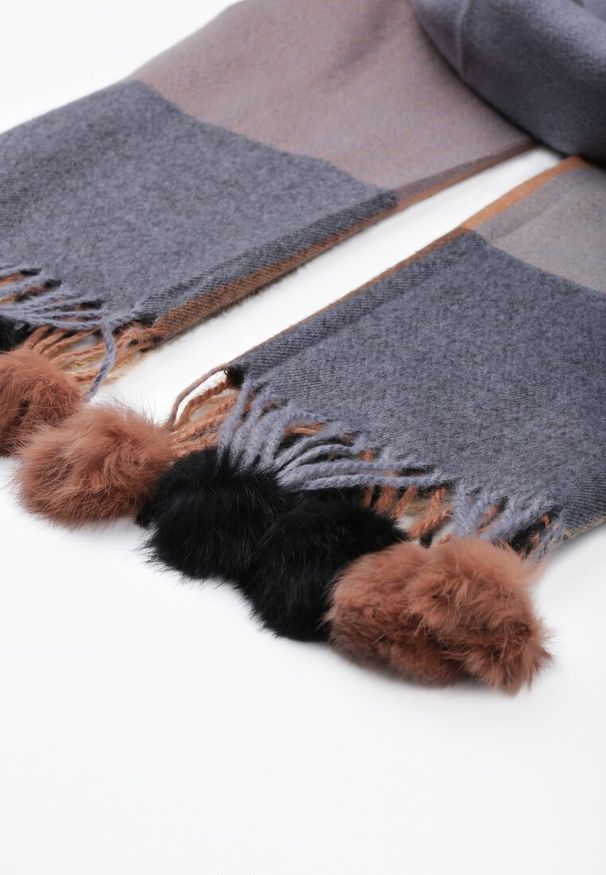 Born2be - Brązowy Prostokątny Szalik z Kolorowymi Pomponami Komo. Kolor: brązowy. Materiał: bawełna, wiskoza. Wzór: kolorowy