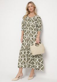 Born2be - Zielona Rozkloszowana Sukienka z Wiskozą z Motywem Roślinnym Loredia. Okazja: na co dzień. Typ kołnierza: dekolt w kształcie V. Kolor: zielony. Materiał: wiskoza. Długość rękawa: krótki rękaw. Wzór: aplikacja. Styl: casual, elegancki #2