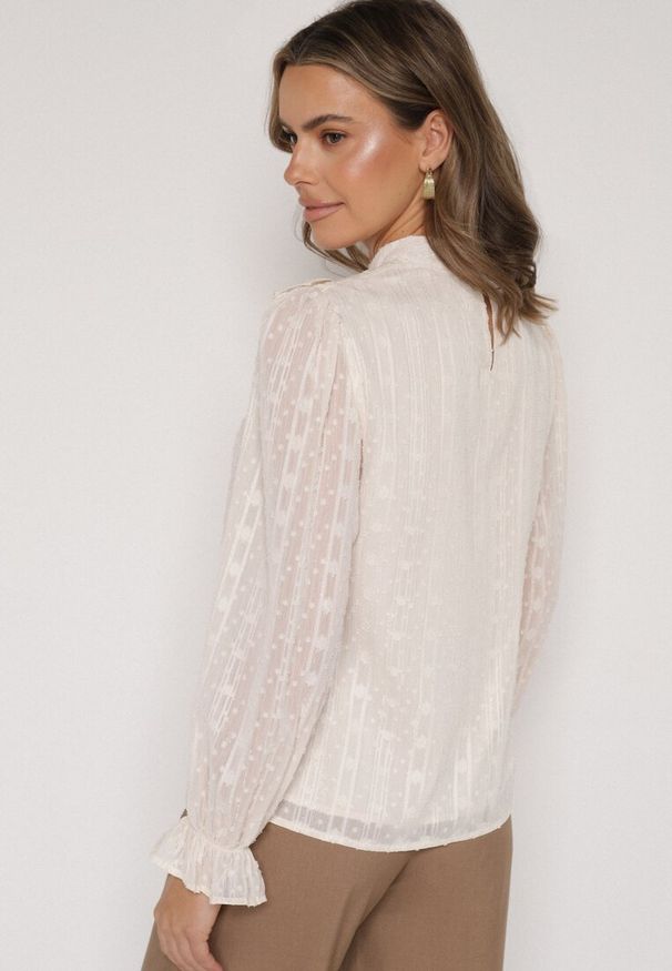 Born2be - Beżowa Bluzka Zdobiona Koronką Falbankami i Metaliczną Nicią Feralea. Okazja: na co dzień, na spotkanie biznesowe, do pracy. Typ kołnierza: kołnierz z falbankami. Kolor: beżowy. Materiał: koronka. Wzór: aplikacja, koronka. Styl: casual, biznesowy, elegancki