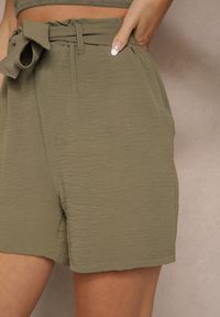 Renee - Ciemnozielone Luźne Szorty Bermudy High Waist z Gumką i Materiałowym Paskiem w Talii Renetta. Stan: podwyższony. Kolor: zielony. Materiał: materiał. Sezon: lato