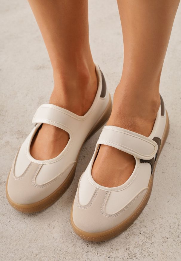Born2be - Beżowe Casualowe Tenisówki w Stylu Balerinek z Paskiem na Rzep Hermelle. Okazja: na co dzień. Zapięcie: rzepy. Kolor: beżowy. Materiał: jeans. Styl: casual