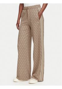 Guess Spodnie dresowe V6YB27 K5181 Brązowy jasny Relaxed Fit. Kolor: brązowy. Materiał: syntetyk #1