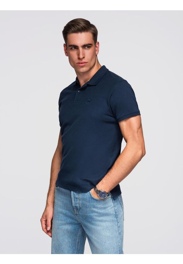 Ombre Clothing - Jednokolorowa koszulka męska polo BASIC z dzianiny pique - granatowa V2 - Rozmiar: 4XL. Okazja: na co dzień. Typ kołnierza: polo. Kolor: niebieski. Materiał: dzianina. Wzór: jednolity, haft, aplikacja. Styl: wizytowy, casual, sportowy