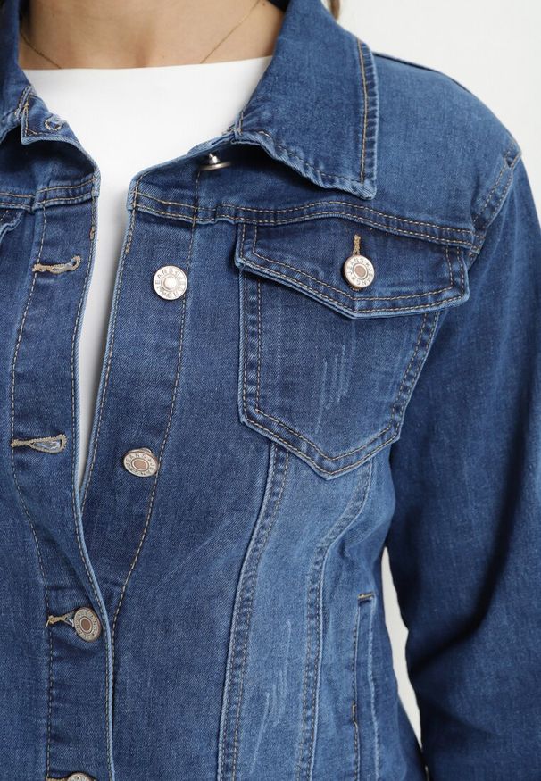 Born2be - Granatowa Jeansowa Kurtka z Przetarciami i Kieszeniami z Klapami Hazelle. Okazja: na co dzień. Kolor: niebieski. Materiał: jeans. Długość rękawa: długi rękaw. Długość: długie. Styl: casual, klasyczny