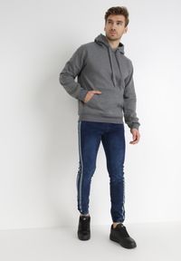 Born2be - Granatowe Spodnie Joggery Pisirise. Kolor: niebieski. Materiał: jeans, dresówka. Długość: długie. Wzór: aplikacja #7