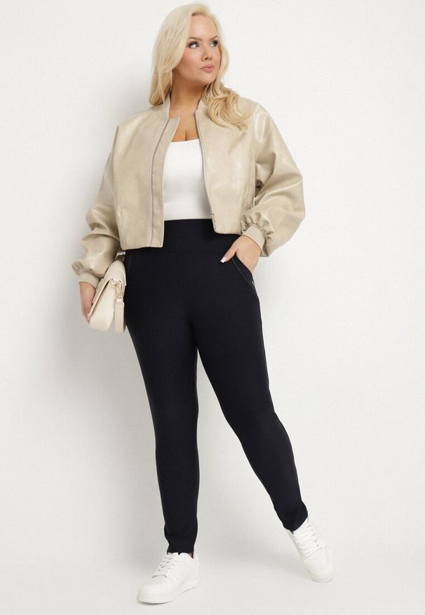 Born2be - Granatowe Spodnie o Dopasowanym Kroju z Gumką w Talii Stellivae. Okazja: na co dzień, na spotkanie biznesowe. Kolekcja: plus size. Kolor: niebieski. Styl: biznesowy, casual