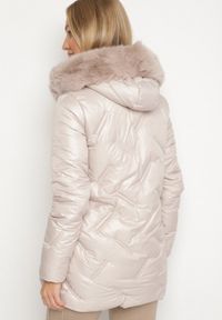 Born2be - Beżowa Kurtka z Oryginalnym Pikowaniem i Kapturem z Futerkiem Nallisa. Okazja: na co dzień, do pracy, na spotkanie biznesowe. Kolor: beżowy. Materiał: futro. Styl: biznesowy, casual #2
