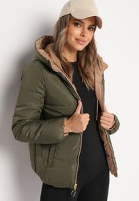 Born2be - Ciemnobeżowa Dwustronna Pikowana Kurtka z Kapturem Ściągana przy Rękawach Nevelas. Okazja: na co dzień, na spacer. Typ kołnierza: kaptur. Kolor: beżowy. Materiał: jeans. Wzór: aplikacja. Styl: sportowy, casual, elegancki #6