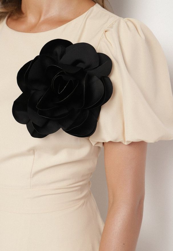 Born2be - Beżowa Sukienka Vices o Rozkloszowanym Kroju z Odpinanym Kwiatem 3D Rallarea. Kolor: beżowy. Wzór: kwiaty. Sezon: wiosna, lato