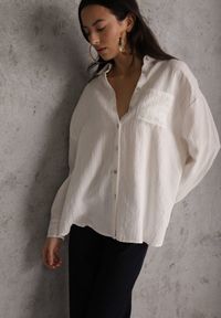 Renee - Biała Koszula z Wiskozy z Domieszką Lnu ze Strukturalnego Materiału Sewrita. Okazja: na spacer. Kolor: biały. Materiał: wiskoza, len, materiał. Styl: street #1