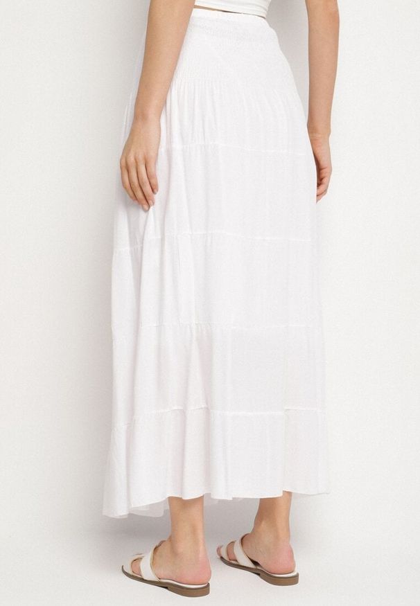 Born2be - Biała Spódnica z Wiskozą z Wysokim Stanem i Falbanami Ellimee. Okazja: na co dzień. Stan: podwyższony. Kolor: biały. Materiał: wiskoza. Styl: casual, elegancki, klasyczny