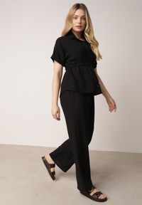 Born2be - Czarny Wiskozowy Komplet Spodnie i Bluzka Koszulowa z Wiązaniem w Talii Irinryss. Kolor: czarny. Materiał: wiskoza #7