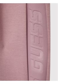 Guess Spodnie dresowe J2YQ24 FL03S Fioletowy Regular Fit. Kolor: fioletowy. Materiał: syntetyk