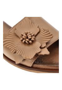 Klapki damskie Armodo, cholewka ze skóry naturalnej licowej odkryty przód na płaskiej podeszwie, beżowe, 40477. Okazja: na co dzień. Kolor: beżowy. Materiał: skóra. Wzór: aplikacja, kwiaty. Sezon: lato. Obcas: na płaskiej podeszwie. Styl: elegancki, casual #4