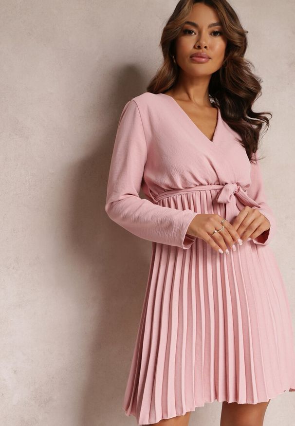 Renee - Ciemnoróżowa Sukienka Plisowana z Materiałowym Paskiem Jaresa. Okazja: na imprezę, na randkę. Kolor: różowy. Materiał: materiał. Styl: elegancki