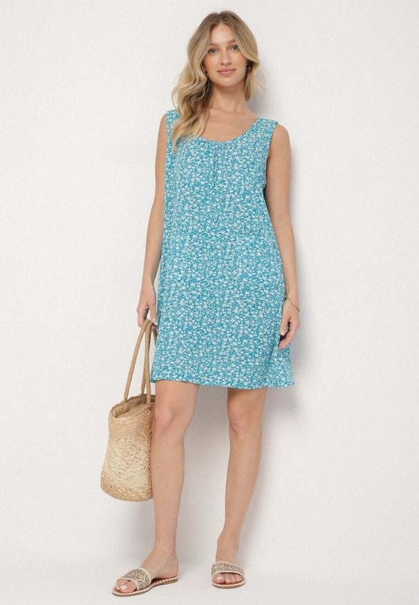 Born2be - Niebieska Sukienka w Kwiaty o Rozkloszowanym Kroju na Szerokich Ramiączkach Folarelle. Okazja: na co dzień. Kolor: niebieski. Długość rękawa: na ramiączkach. Wzór: kwiaty. Sezon: lato. Typ sukienki: rozkloszowane, proste. Styl: casual, elegancki