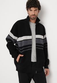 Born2be - Czarny Elegancki Kardigan z Wełną o Klasycznym Kroju ze Stójką Zairael. Okazja: na co dzień. Typ kołnierza: kołnierzyk stójkowy. Kolekcja: plus size. Kolor: czarny. Materiał: wełna. Wzór: paski. Styl: klasyczny, elegancki