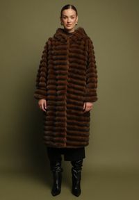 Born2be - Brązowy Futrzany Płaszcz w Pikowany Wzór z Kapturem Esarra. Okazja: na spotkanie biznesowe, na co dzień, do pracy, na spacer. Typ kołnierza: kaptur. Kolor: brązowy. Materiał: futro. Długość: długie. Styl: biznesowy, casual, elegancki #3