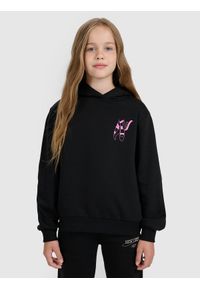4f - 4F Bluza dresowa nierozpinana z kapturem dziewczęca - czarna 122 (6-7 lat). Okazja: na co dzień. Typ kołnierza: kaptur. Kolor: czarny. Materiał: dresówka. Wzór: gładki, nadruk, ze splotem. Sezon: lato. Styl: casual, klasyczny, sportowy #1