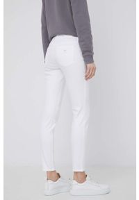 Armani Exchange jeansy damskie medium waist. Kolor: biały #3