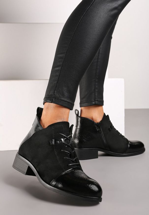 Renee - Czarne Sznurowane Botki na Płaskiej Podeszwie Ozdobione Rivianne. Zapięcie: sznurówki. Kolor: czarny. Materiał: materiał. Wzór: aplikacja. Obcas: na płaskiej podeszwie. Styl: elegancki