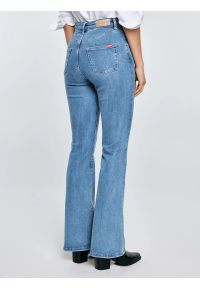 Big-Star - Jeansy damskie z rozszerzaną nogawką jasnoniebieskie Clara Flare 158. Okazja: na co dzień. Kolor: niebieski. Styl: klasyczny, retro, elegancki, casual #4