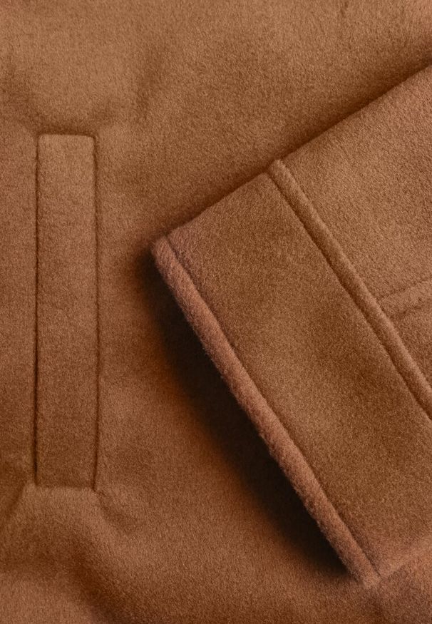 Renee - Brązowa Nietoperzowa Kurtka Przejściowa z Kapturem Amiree. Okazja: na co dzień. Typ kołnierza: kaptur. Kolor: brązowy. Materiał: dzianina. Długość: krótkie. Styl: casual