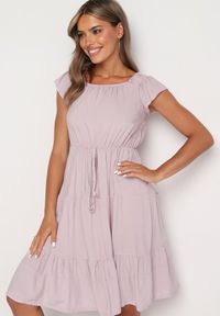 Born2be - Różowa Rozkloszowana Sukienka w Hiszpańskim Stylu z Gumką w Pasie Yemvia. Okazja: na co dzień. Typ kołnierza: dekolt hiszpanka. Kolor: różowy. Materiał: wiskoza, jeans, bawełna, materiał. Sezon: lato. Typ sukienki: proste. Styl: casual, elegancki #1