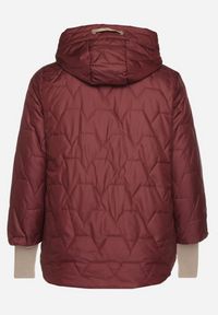 Born2be - Czerwona Pikowana Kurtka z Kapturem i Przedłużonym Tyłem Tulunia. Okazja: na spacer. Typ kołnierza: kaptur. Kolekcja: plus size. Kolor: czerwony. Materiał: jeans. Wzór: aplikacja. Styl: elegancki #7